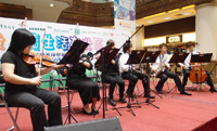 室樂團於粉嶺碧湖商場演出，好評如潮